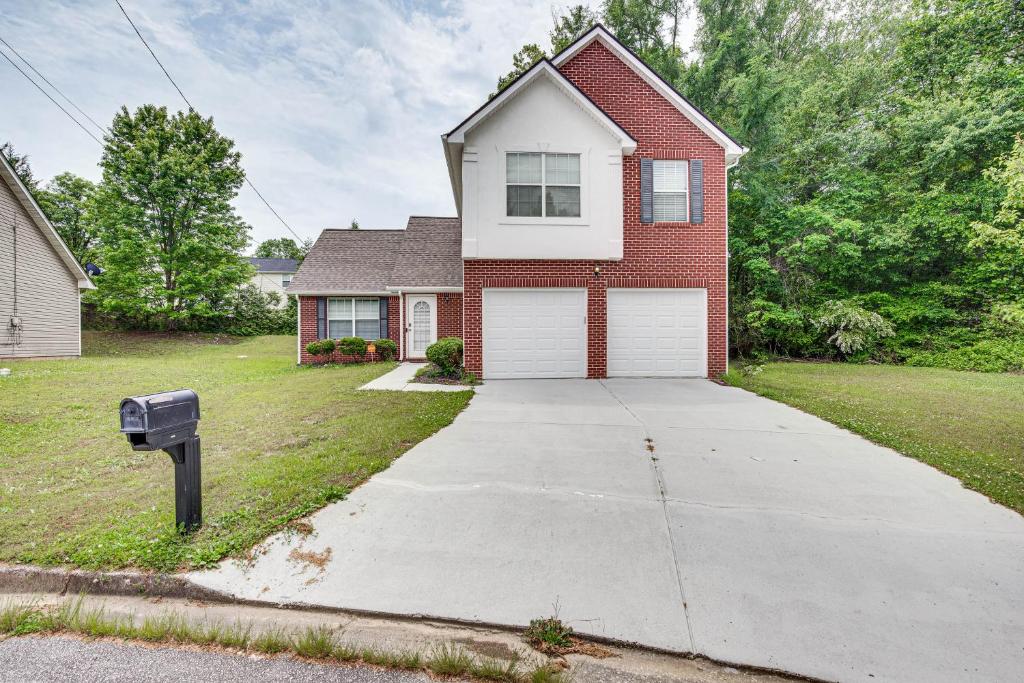 Spacious Lithonia Home - 10 Mi to Stone Mtn Park!